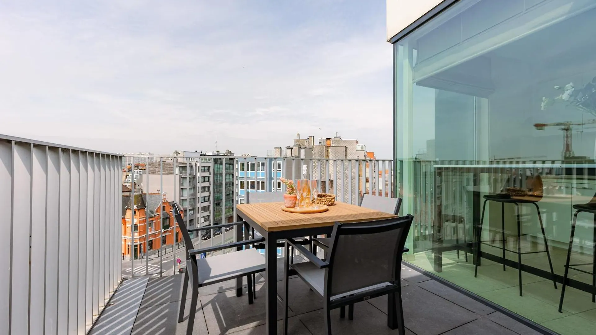Huswell - Cozy Seaside Apartment With Terrace In Central Oostende Ostend